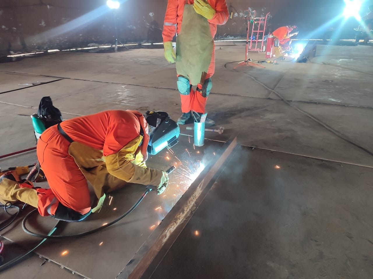 Soldadura de placas de fondo de tanque